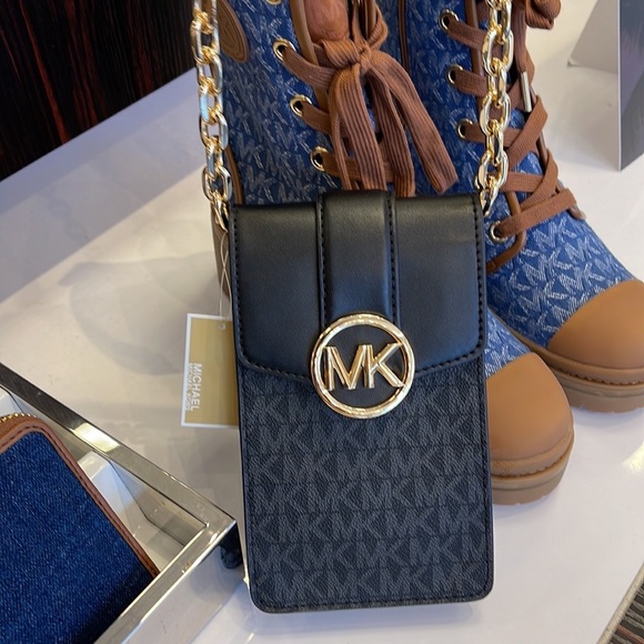 Michael Kors Carmen Small Logo Smartphone Crossbody Bag
Black - Picture 14 of 16